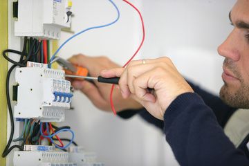 Comment mettre aux normes une ancienne installation électrique ? 